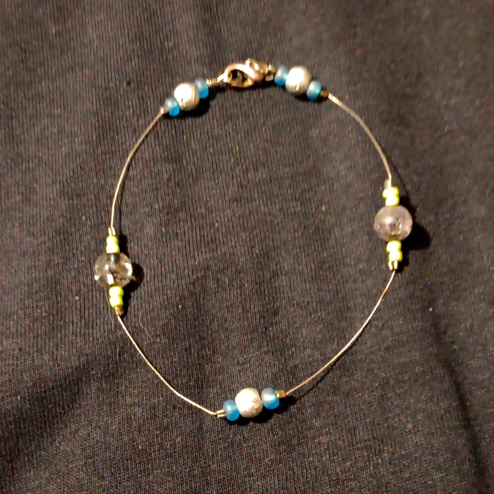 Woman's ankle braceletsilver wire. Silver and beads